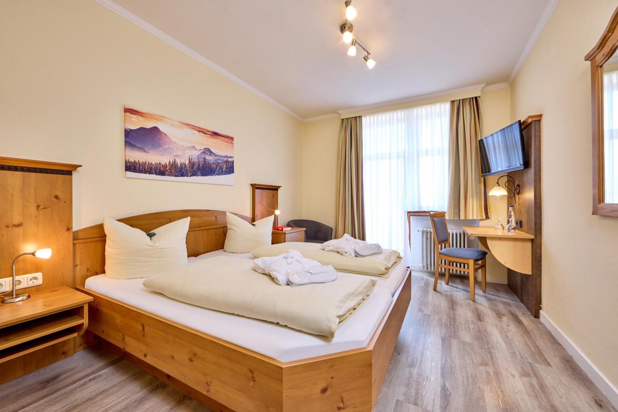 Hotel Vier Jahreszeiten Garmisch-Partenkirchen Exterior photo